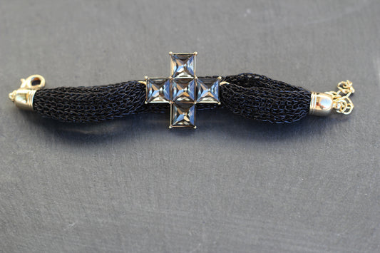 Pulsera cruz cuadrada con malla